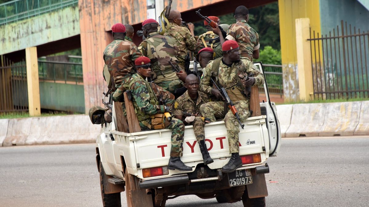 Povstalci tvrdí, že unesli prezidenta. Západoafrická Guinea zřejmě zažívá puč